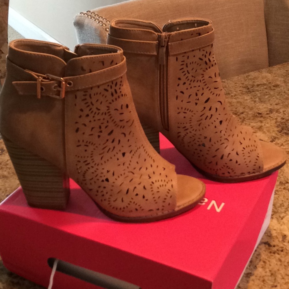 ✨ Booties! Laser Cut Tan Sz 8 Beautiful ✨